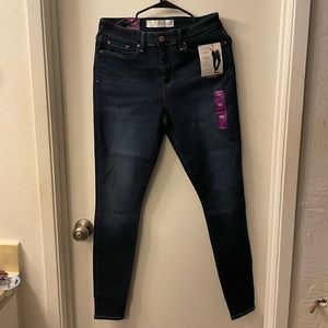 *New* Dark blue Levi’s stretch skinny jeans